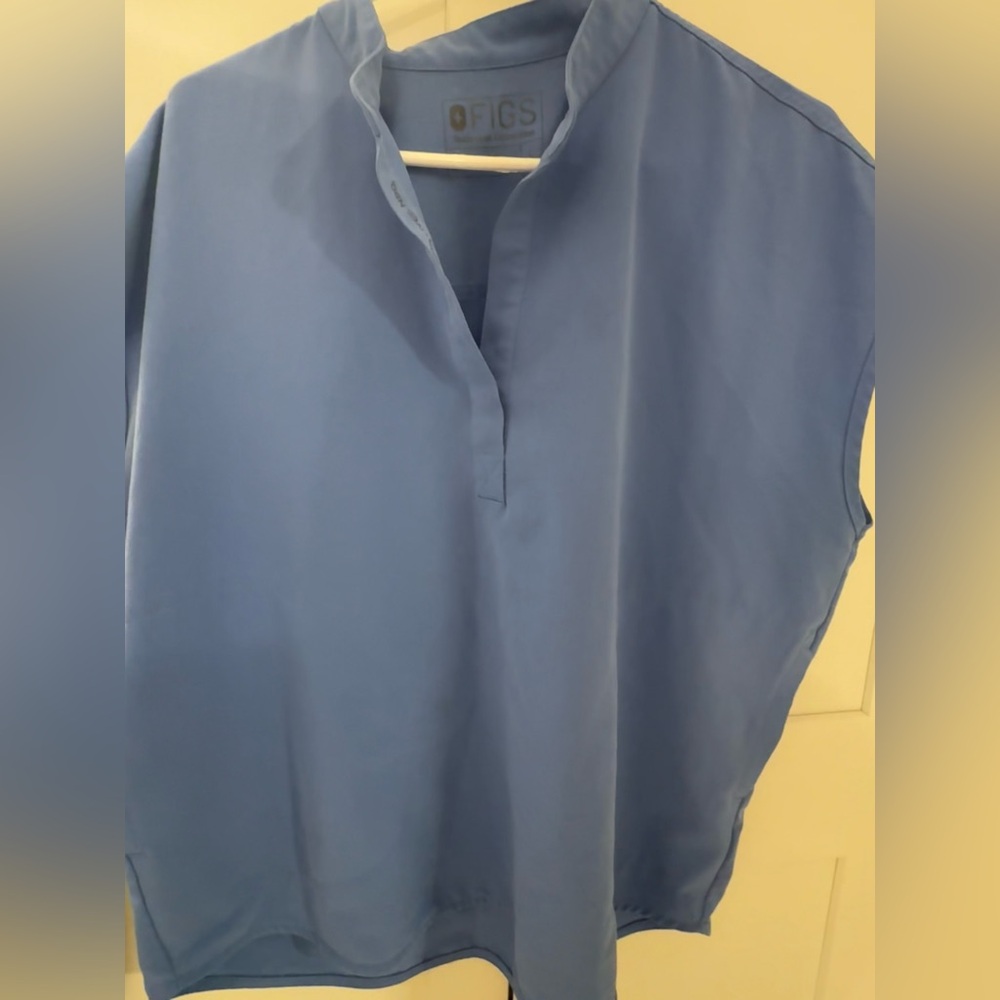 Figs Women's Rafaela scrub top in Ceil Blue Size Large